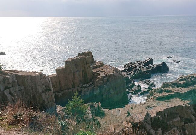 公園の先は東尋坊の岩と広々とした海になってます。「三段岩」と「千畳敷」は観るべし。
