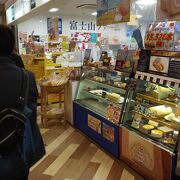 足柄サービスエリアのなかにあるお土産のお店です