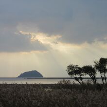 湖岸道路を渡れば琵琶湖越しの美しい夕日が望めます