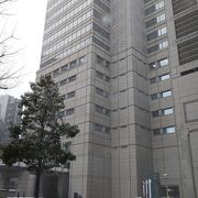 新宿の高層ビル群のなかのひとつ