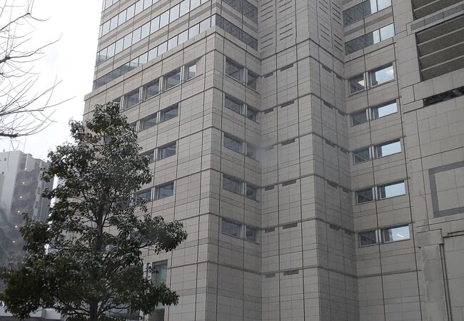 新宿の高層ビル群のなかのひとつ