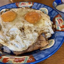 焼豚玉子飯です。