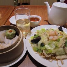 オーダーした五目あんかけ堅焼きそばセット