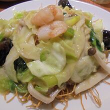 五目あんかけ堅焼そば　具材がたっぷり