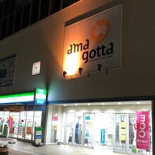 右がホリーズカフェ