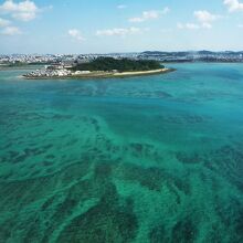 空港周辺はエメラルドグリーンのサンゴ礁