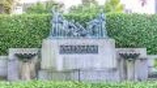 石の台座の上に１０人ほどの子供が並んでいる銅像です。