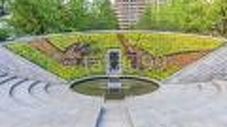 向かいの花壇に花で絵が描かれています。