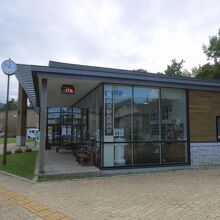 駅を出て右側すぐ