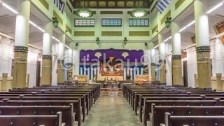 堂内はキリスト教の教会のように長椅子が並んでいます。