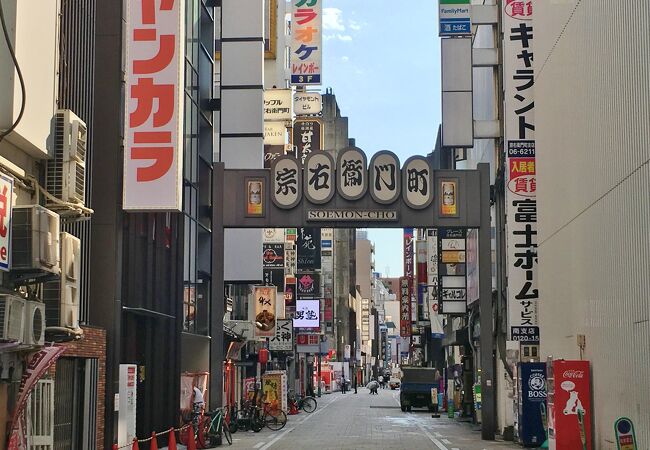 道頓堀川の北岸に