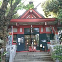 神社の本殿。