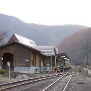 福井県と岐阜県を結ぶ越美線、越美北線として部分開業するも全線開通する前に計画中止となり九頭竜湖駅が終着駅