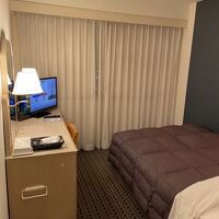 意外と広い。ベッドと窓の間にも隙間があって荷物が置けます。