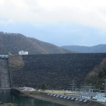 1968年（昭和43年）竣工の土質しゃ水壁型ロックフィルダム