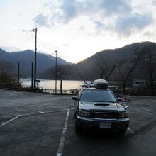 ダム右岸に駐車場あり