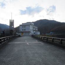 ダム天端は遊歩道として開放されています