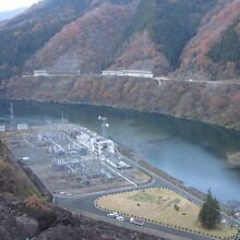 直下の長野発電所、下部の「鷲ダム」と揚水発電を行っています