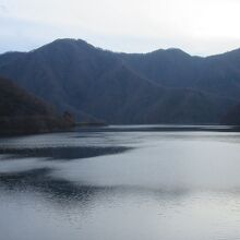 国内6番目の貯水量を誇るダム湖です