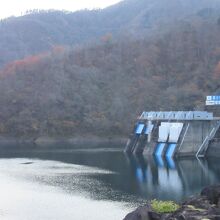 九頭竜だむによって形成されています