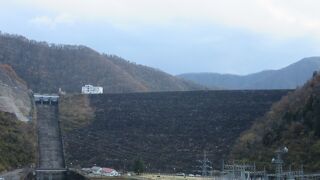九頭竜ダム群の親玉、周辺のダム群を従えて発電・洪水調節を司どっています