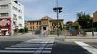 タイル張りの外壁が美しい