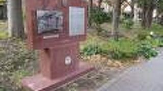 石碑には当時の校舎の様子が描かれています