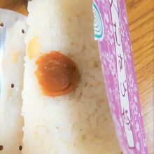 梅おにぎりの様に見えるが、豆や昆布が挟み込んである