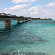 青い海を池間島に向かう橋。宮古島一番の素晴らしい景観。　