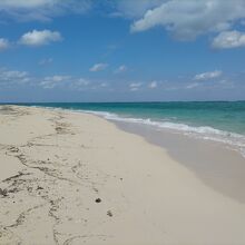 池間島側のたもとにあるビーチ。