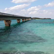 宮古島側のたもとからのぞむ池間大橋。