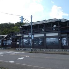 道の駅です。左側が壁の中の間欠泉公園。