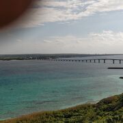 眼下に宮古島前浜ビーチ、右に来間大橋をのぞむ。 　
