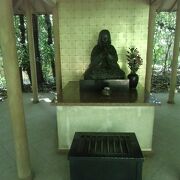 弘法大師の子供の頃の像が祀られています