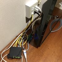 テレビがあるテーブルでWiFiが置かれ、乱雑なコンセント配置
