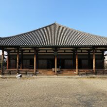 正面の「極楽堂」は…