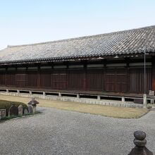 「極楽堂」裏手の「禅室」も同じく国宝です