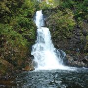 温泉至近の滝