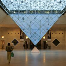誰もいないガラスのピラミッド下の「ナポレオン・ホール」。