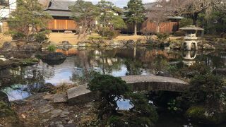 三島湧水の池泉回遊式庭園と家屋