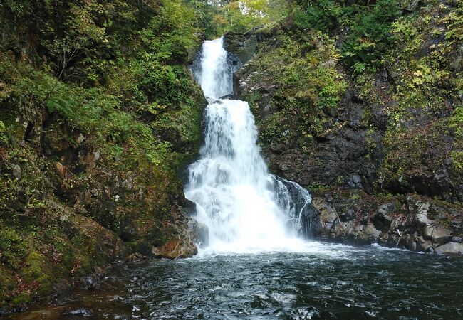 温泉至近の滝