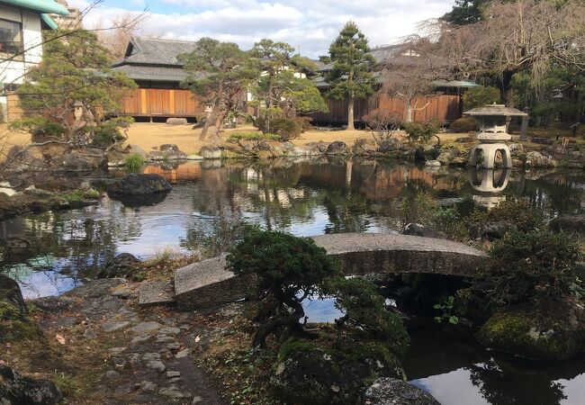 三島湧水の池泉回遊式庭園と家屋