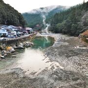 冬は川をせき止めて造った露天風呂；仙人の湯で川湯遊び／川湯温泉