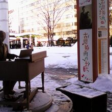 銅像の周辺の柱で古関氏の生い立ちや作曲した作品を紹介