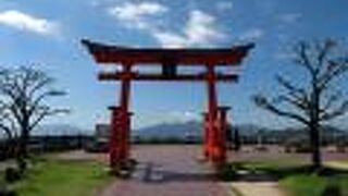 遠くに厳島神社も見える。