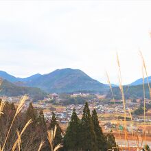 箸折峠から見下ろす集落