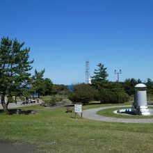 灯台が奥に見えます。電波塔に重なってしまいました。