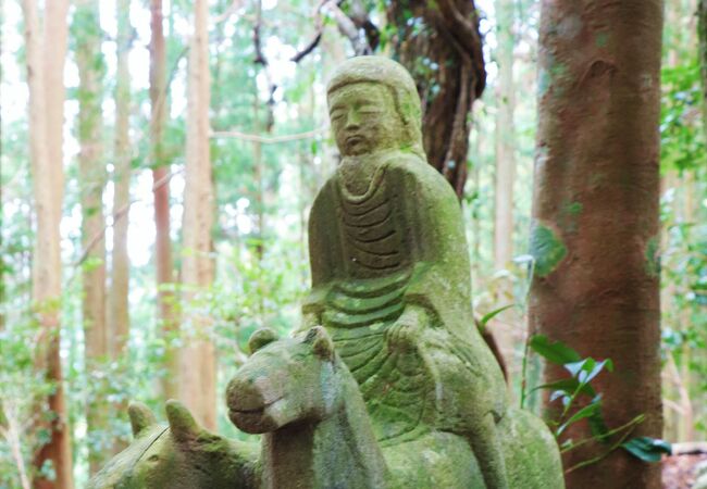 必見の小さな童子像／箸折峠・牛馬童子像