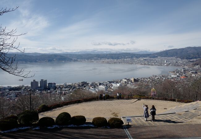 諏訪湖を見下ろすことができる、某映画の舞台となったと言われる超有名な公園。駅から急坂続き&駐車場トイレが少なく、アクセスは不便。