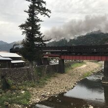 津和野川を渡る